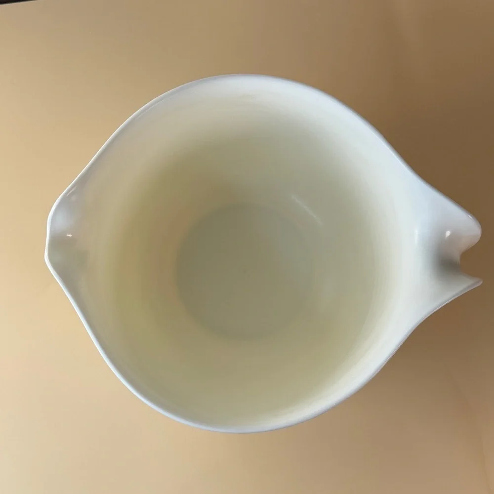 Elegant White Cake Mixer Container